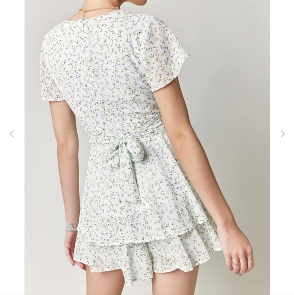 NWOT Blue rain floral romper - Picture 2 of 7